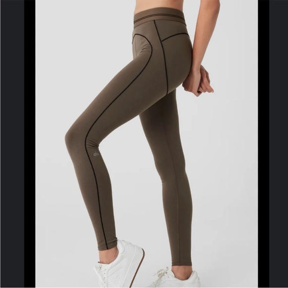 Alo Airbrush High-Waist Heart Throb Legging - Picture 2 of 6